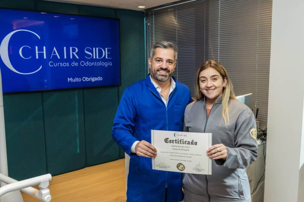 Marcelo Borille entregando diploma do curso de lente de contato dental 5