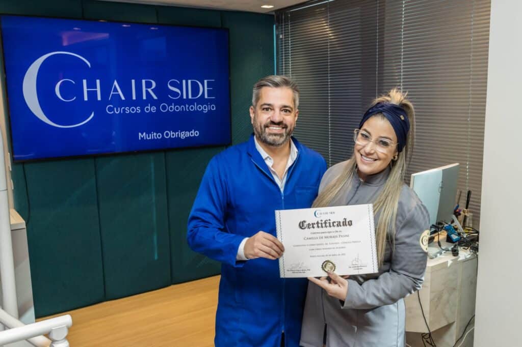 Marcelo Borille entregando diploma do curso de lente de contato dental 2