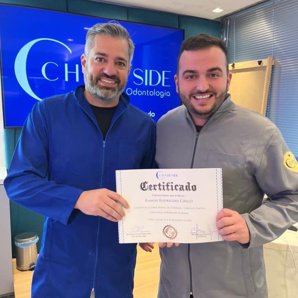 Marcelo Borille entregando diploma do curso de lente de contato dental para Ramon Cirico