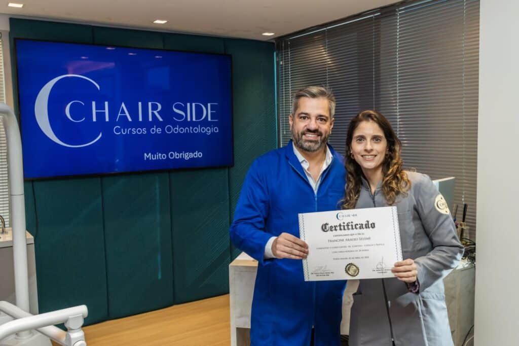 Marcelo Borille entregando diploma do curso de lente de contato dental 3