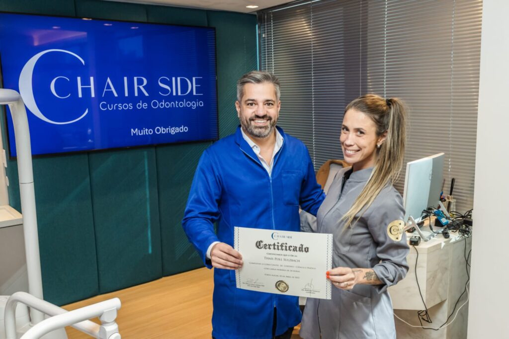 Marcelo Borille entregando diploma do curso de lente de contato dental 4