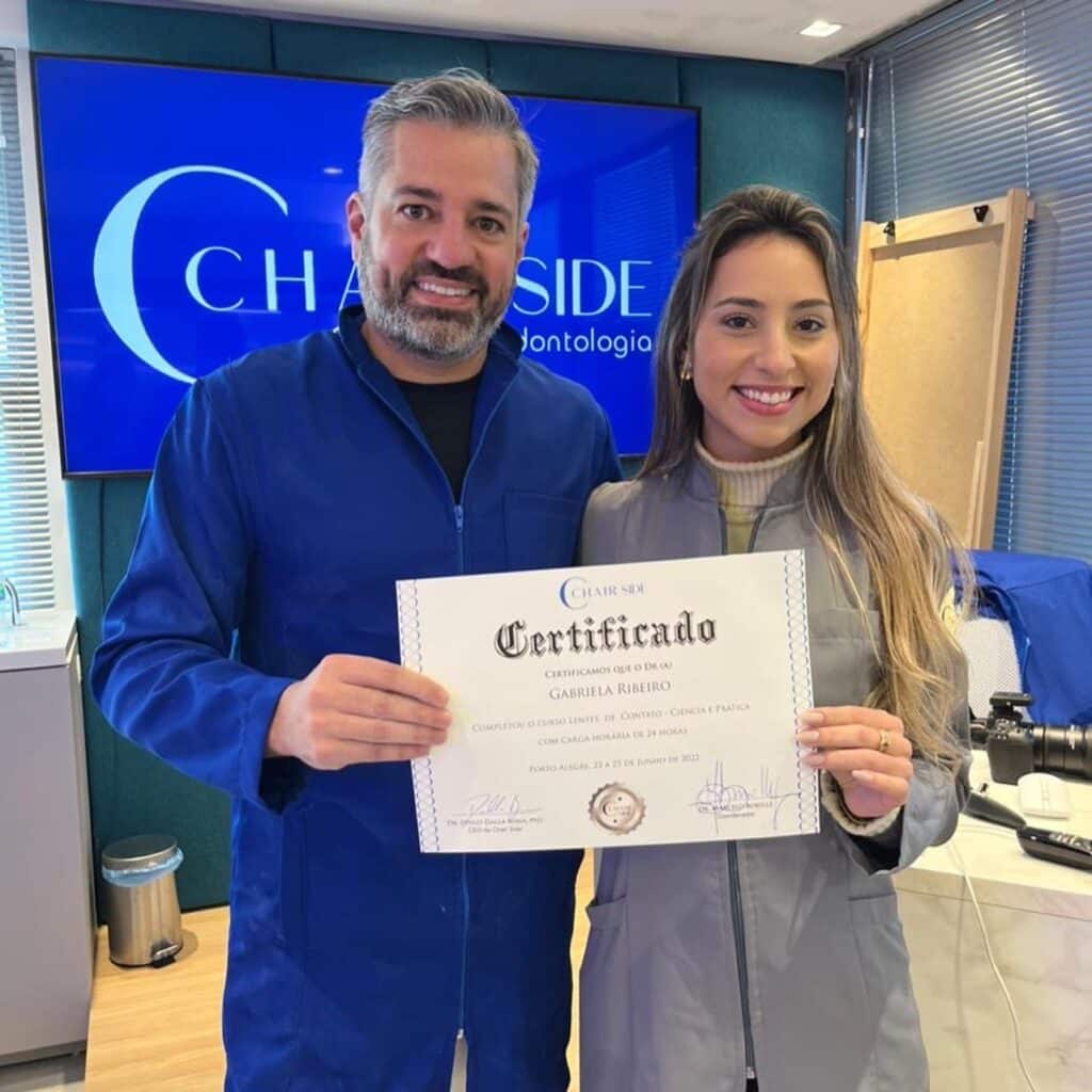 Marcelo Borille entregando diploma do curso de lente de contato dental para Gabriela Ribeiro