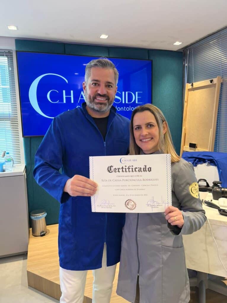 Marcelo Borille entregando diploma do curso de lente de contato dental para Rita Rodrigues