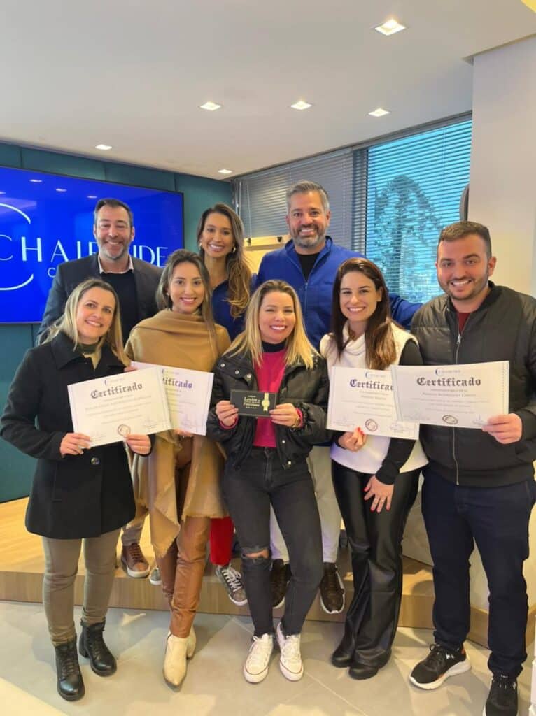 Marcelo Borille entregando diploma do curso de lente de contato dental com a segunda turma