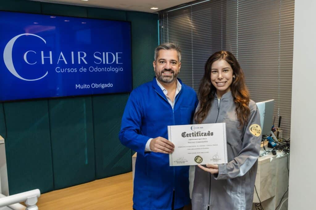 Marcelo Borille entregando diploma do curso de lente de contato dental 6